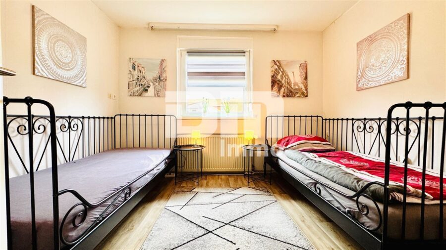 Vielseitiges Immobilien-Ensemble mit 2 modernisierten Haushälften + Carport und Garten/Terrasse - Haus 1 OG / DG Schlafzimmer 1 / Kind